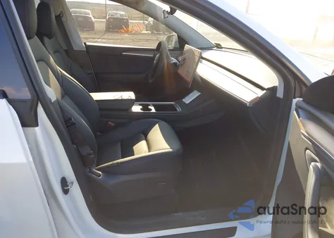 2024 Tesla Model Y Long Range Dual Motor All-Wheel Drive z USA, uszkodzony, nr VIN 7SAYGDEE2RA323152